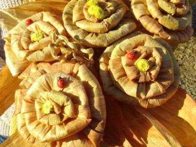 Izrađuje ukrase od kukuruzovine