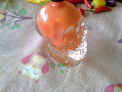 Staklenka u obliku kosturove glave ukazuju da je umak u njoj jaaakooo ljut