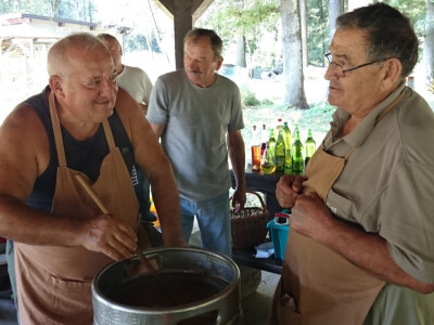 Gljivarski kotlić - meso i 15 vrsta gljiva