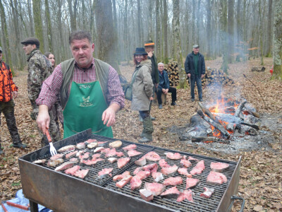 Gofa je na gradelama u šumi pripremao lovac Stevo Štrbena iz Dubrave kod Vrbovca