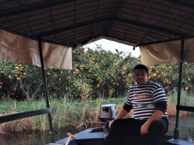 I neretvanski gondolijeri strpljivo čekaju prvi ukrcaj ubranih mandarina u lađu