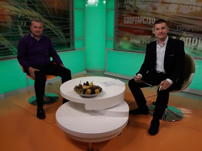 Voditelji poljoprivrednih emisija iza i ispred kamere