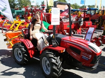 Vinska kraljica Martina Baškovič i njen traktor :)