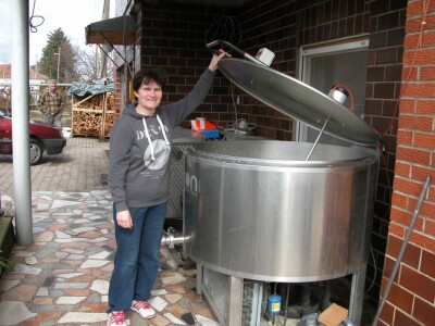 Gospođa Dragica Putnik pokazuje laktofriz u obiteljskom kućnom dvorištu