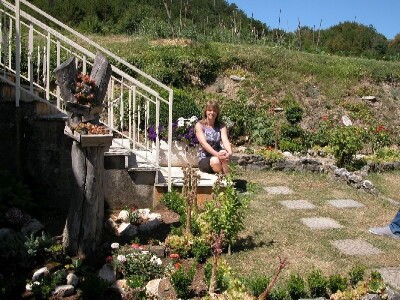 Gospođa Majda Pezelj u cvjetnjaku svog OPG-a