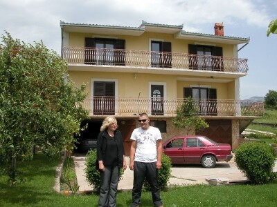 Gospođa Marija Banić sa svojim sinom Božom u dvorištu obiteljske kuće te uz stabla trešanja, jabuka