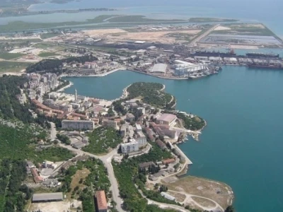 Grad i Luka Ploče te pogled na ušće Neretve i lokaciju najavljene TE (u sivil, smogu...)