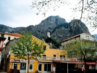 Grad Omiš pod stijenama