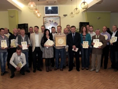 Marijan kao vlasnik Gradonačelnikovog vina s gradonačelnikom Željkom Lackovićem i kolegama vinarima