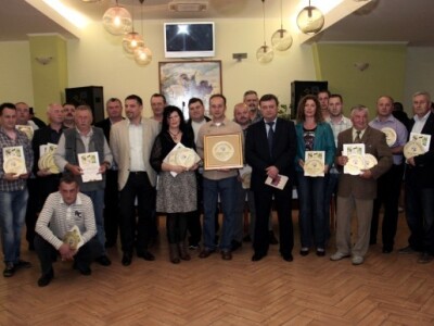 Marijan kao vlasnik Gradonačelnikovog vina s gradonačelnikom Željkom Lackovićem i kolegama vinarima