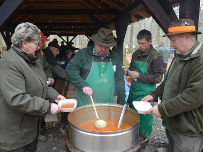 Grah u kotlu zagrijao je lovkinje i lovce nakon prohladnog lovnog  dana