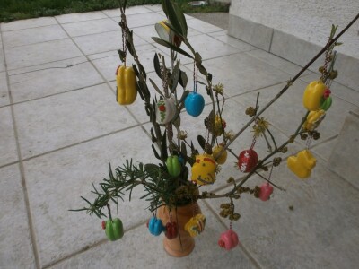 Grančica s licitarskim pisanicama