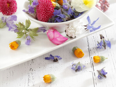 Cvijeće kao dekoracija i dodatak salatama