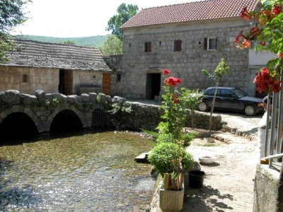 Mjesto za odmoriti dušu i tijelo uz vodenicu u Zagori, staru više od 500 godina