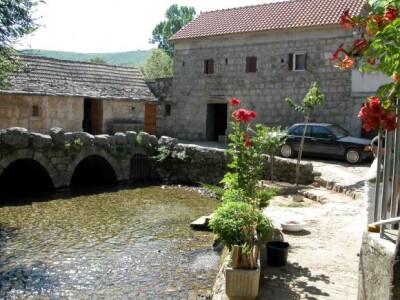 Mjesto za odmoriti dušu i tijelo uz vodenicu u Zagori, staru više od 500 godina