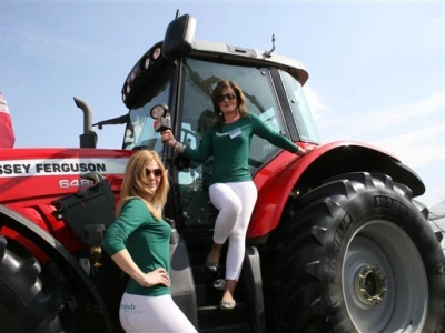 Agroklub hostese i Massey Ferguson
