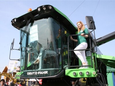 Agroklub hostese i Deutz Fahr kombajn