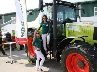 Agroklub hostese i Claas Arion 530C