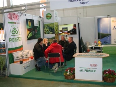 Tvrtka Pioneer i njihov izložbeni štand