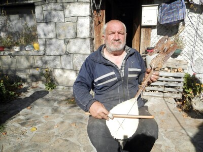 Gusle Tome Obućine gude o junaštvu širom sveta