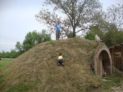 Hobbitova kućica usred slavonske ravnice mjesecima održava namirnice svježima Hobbitova kućica usred slavonske ravnice mjesecima održava namirnice svježima