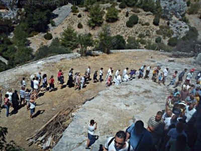 Hodočasnici u Pustinji Blaca (Nerežišće)