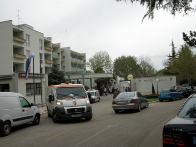 Na slici sinjski hotel Alkar gdje se od samog početka održava NS pršuta...