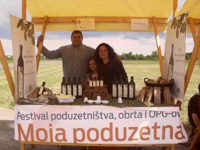 Ekološko ekstradjevičansko ulje i macerati na štandu  OPG-a Čirjak privuklačili su  pozornosti na Festivalu poduzetništva
