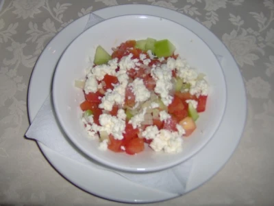 Šopska salata (paradajz, krastavci, luk i slani sir)