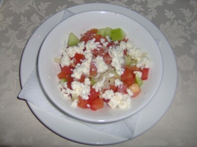 Šopska salata (paradajz, krastavci, luk i slani sir)