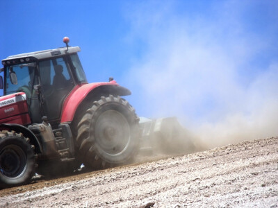 Ovaj traktor marke Massey Ferguson radi svoj posao Ovaj traktor marke Massey Ferguson radi svoj posao