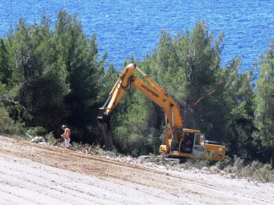 U Milni na Hvaru. Uređuje se korovu  plodno tlo U Milni na Hvaru. Uređuje se korovu  plodno tlo