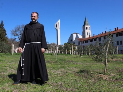 I fratri na Humcu sade masline I fratri na Humcu sade masline