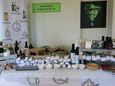 : Iako su ulja vrhunske kvalitete, istarski maslinari nezadovoljni randmanom. Zbog suše i kiše, ulja će na tržištu biti manje uz neznatan porast cijena zbog poskupjele prerade – zaključuju senzorni oc