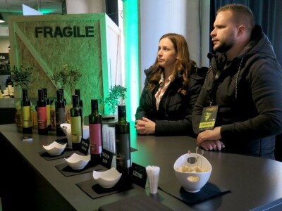 : Iako su ulja vrhunske kvalitete, istarski maslinari nezadovoljni randmanom. Zbog suše i kiše, ulja će na tržištu biti manje uz neznatan porast cijena zbog poskupjele prerade – zaključuju senzorni oc