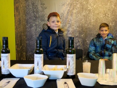 : Iako su ulja vrhunske kvalitete, istarski maslinari nezadovoljni randmanom. Zbog suše i kiše, ulja će na tržištu biti manje uz neznatan porast cijena zbog poskupjele prerade – zaključuju senzorni oc