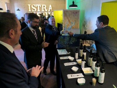 : Iako su ulja vrhunske kvalitete, istarski maslinari nezadovoljni randmanom. Zbog suše i kiše, ulja će na tržištu biti manje uz neznatan porast cijena zbog poskupjele prerade – zaključuju senzorni oc