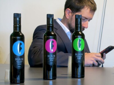 : Iako su ulja vrhunske kvalitete, istarski maslinari nezadovoljni randmanom. Zbog suše i kiše, ulja će na tržištu biti manje uz neznatan porast cijena zbog poskupjele prerade – zaključuju senzorni oc