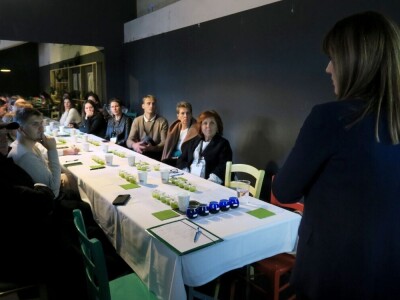 : Iako su ulja vrhunske kvalitete, istarski maslinari nezadovoljni randmanom. Zbog suše i kiše, ulja će na tržištu biti manje uz neznatan porast cijena zbog poskupjele prerade – zaključuju senzorni oc