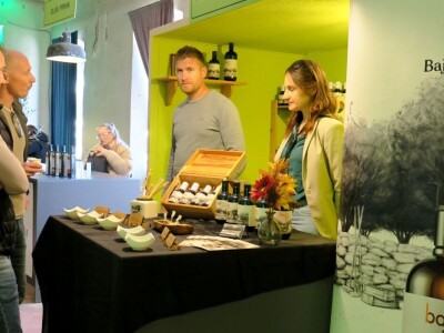 : Iako su ulja vrhunske kvalitete, istarski maslinari nezadovoljni randmanom. Zbog suše i kiše, ulja će na tržištu biti manje uz neznatan porast cijena zbog poskupjele prerade – zaključuju senzorni oc