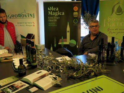 : Iako su ulja vrhunske kvalitete, istarski maslinari nezadovoljni randmanom. Zbog suše i kiše, ulja će na tržištu biti manje uz neznatan porast cijena zbog poskupjele prerade – zaključuju senzorni oc