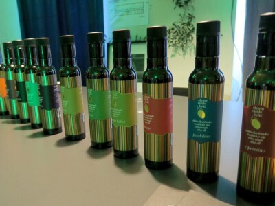 : Iako su ulja vrhunske kvalitete, istarski maslinari nezadovoljni randmanom. Zbog suše i kiše, ulja će na tržištu biti manje uz neznatan porast cijena zbog poskupjele prerade – zaključuju senzorni oc