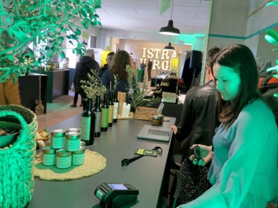 : Iako su ulja vrhunske kvalitete, istarski maslinari nezadovoljni randmanom. Zbog suše i kiše, ulja će na tržištu biti manje uz neznatan porast cijena zbog poskupjele prerade – zaključuju senzorni oc