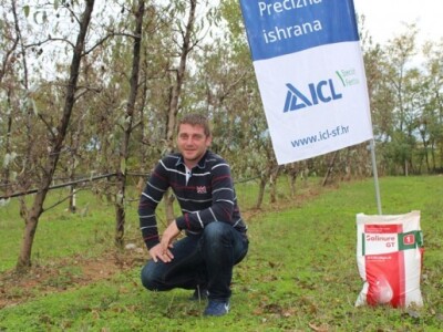 Darko u svom voćnjaku breskvi