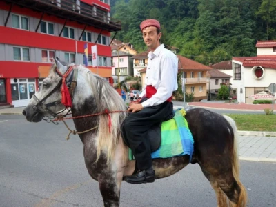 Idriz Halilović je svojevsrna atrakcija, pčelar i lovac "na starinski način"