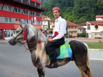 Idriz Halilović je svojevsrna atrakcija, pčelar i lovac "na starinski način" Idriz Halilović je svojevsrna atrakcija, pčelar i lovac "na starinski način"