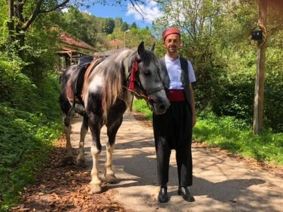 Idriz Halilović je svojevsrna atrakcija, pčelar i lovac "na starinski način"