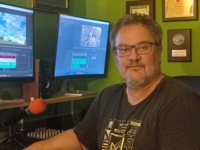 Voditelji poljoprivrednih emisija iza i ispred kamere