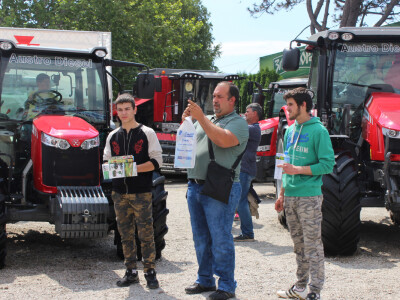 Posetioci na Austro Diesel štandu