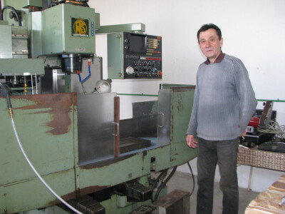 Božo pokazuje CNC mašinu